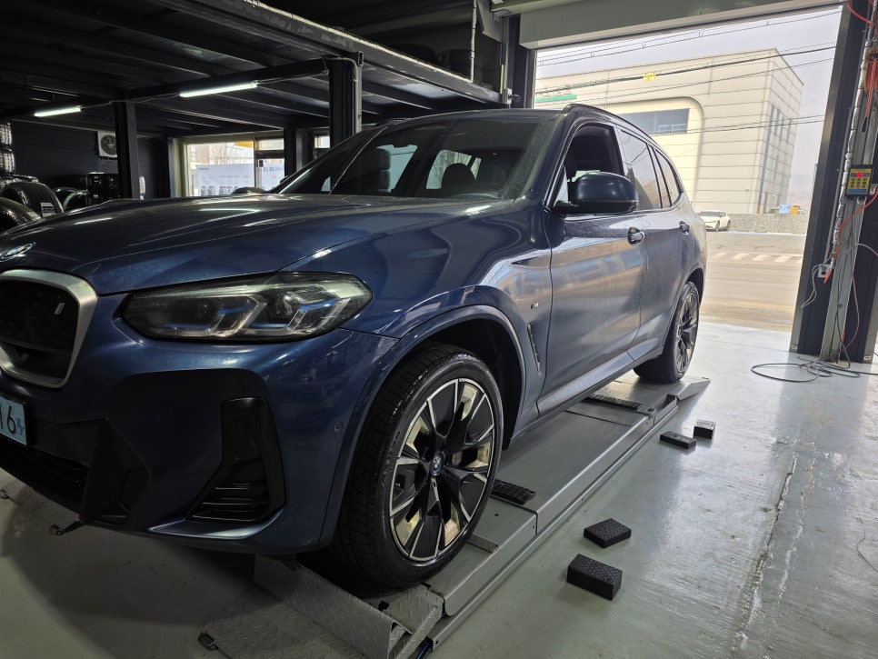 BMW iX3 작업 사진